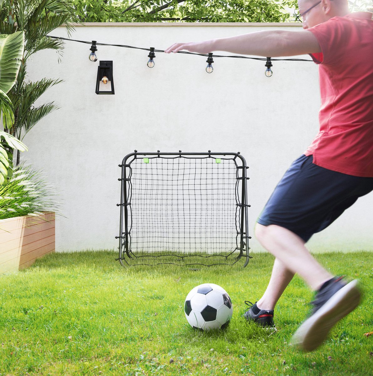 COVREO Voetbal rebounder 100 x 95 x 90 cm zwart staal met verstelbare hoek en inklapbaar frame