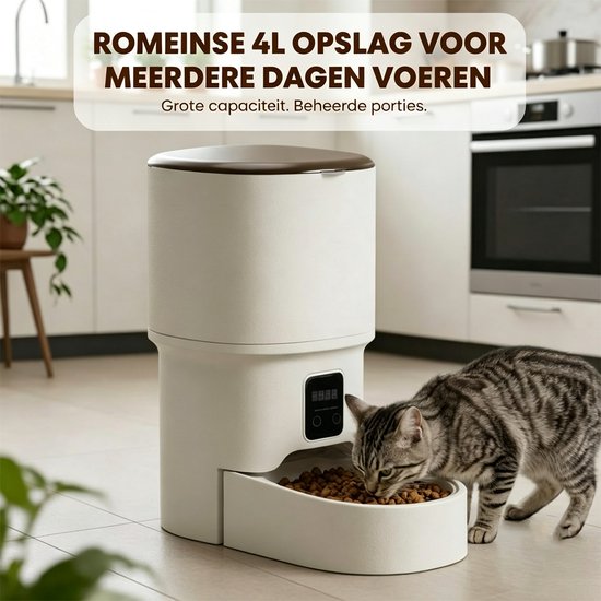Witte automatische voerbak in een keuken met een grijze kat die eet. De bak heeft een bruin deksel en een digitale display.