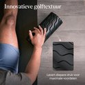 Zwarte schuimroller met innovatieve golftextuur die diepere druk levert voor maximale voordelen.