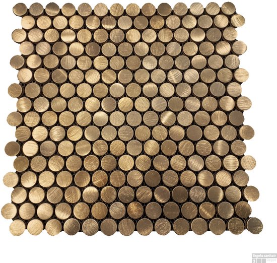 Gouden mozaïek met ronde, kleine tegeltjes. De tegels hebben een geborstelde afwerking.