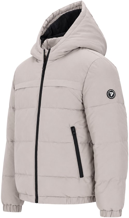 Een lichtgrijze winterjas voor jongens, van de zijkant, met een zwarte rits en capuchon, op een witte achtergrond.
