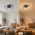 Vergelijking van de zwarte plafondlamp uit in een woonkamer en aan in een woonkamer.
