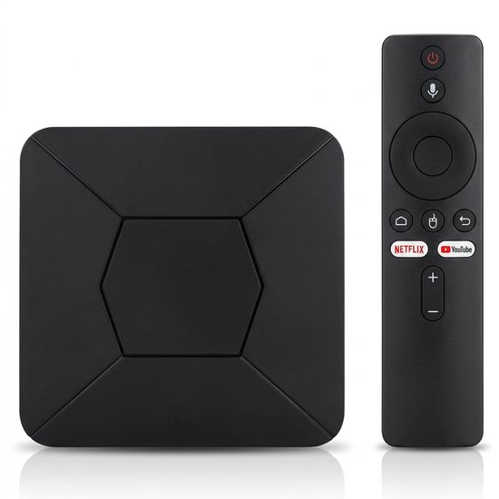 Een zwarte, hoekige Android TV Box en een zwarte afstandsbediening op een witte achtergrond.