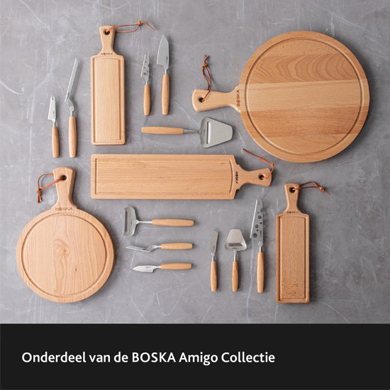 Een collectie houten kaasplanken en messen, waaronder ronde en rechthoekige planken en verschillende kaasschaven