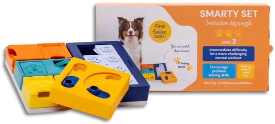 Interactieve hondenpuzzel 'Smarty Set' niveau 2 met 17 verstop plekken in oranje, blauw en geel.