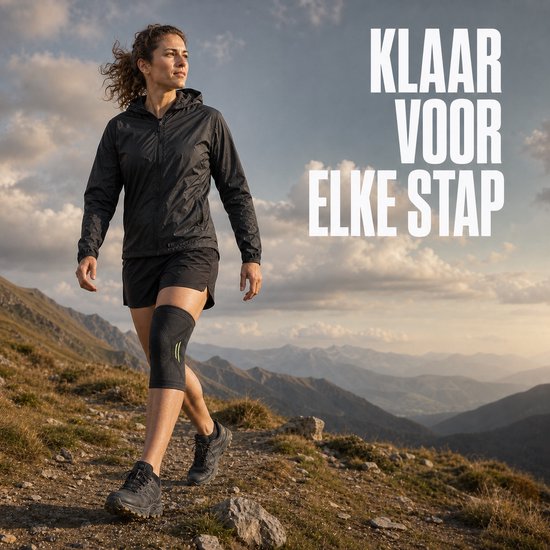 Vrouw met zwarte kniebrace met groene accenten wandelt in bergachtig landschap.