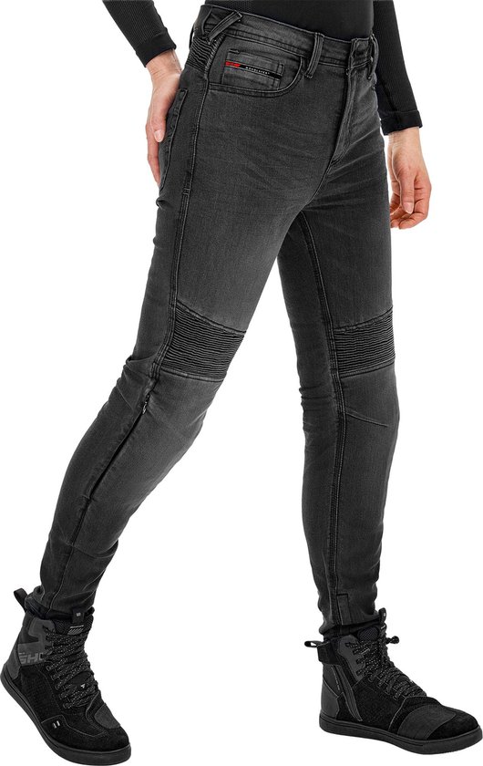 Grijze dames motorjeans van voren gezien, met geribbelde knieën en enkels, gedragen met sneakers.