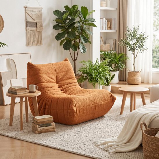 Oranje pluche zitzak met horizontale naden in een modern ingerichte woonkamer.