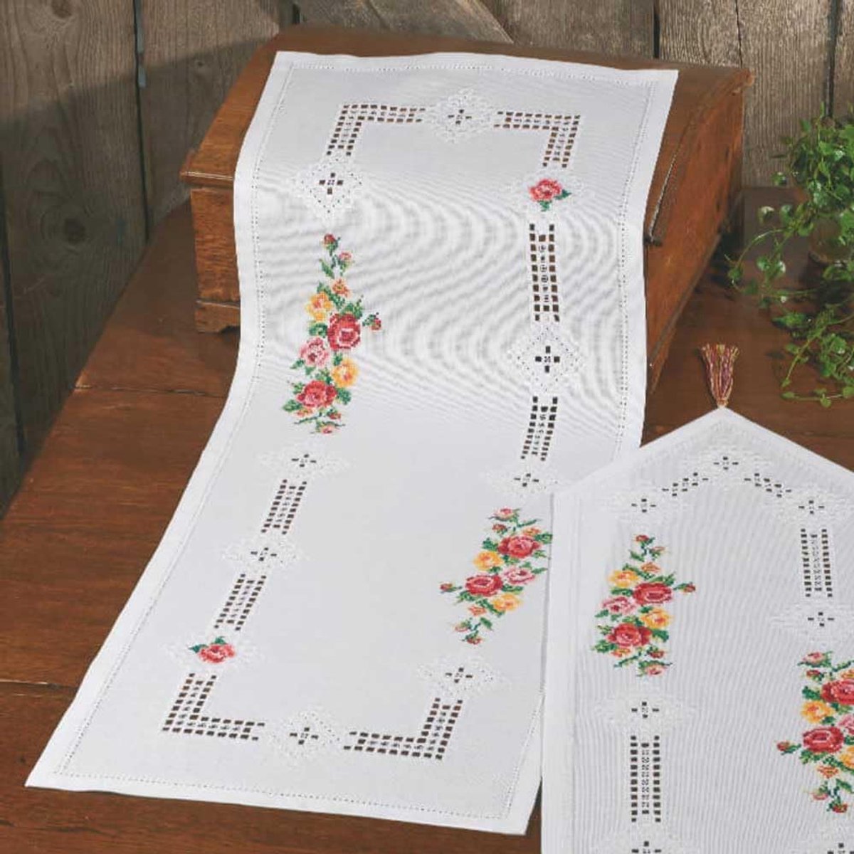 Hardanger tafelloper borduurpakket hardanger met rozen telpatroon