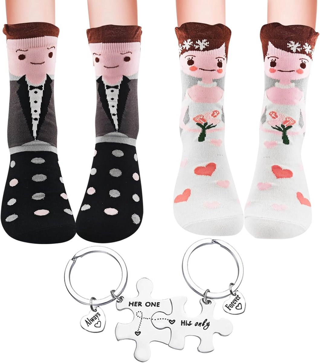 2 paar sokken Huwelijksgeschenken voor bruidspaar met roestvrijstalen paar puzzelstukjes sleutelanhanger Grappige sokken ideeën voor huwelijksgeschenken Verlovingsgeschenk Huwelijksaccessoire voor