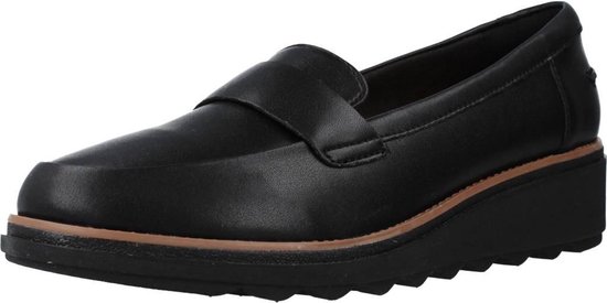Zwarte loafer met dikke zool van Clarks, schuin vooraanzicht.