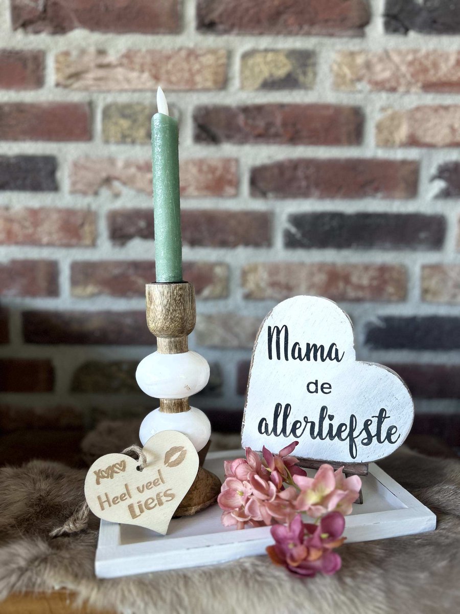 Creaties van hier – met houten hartje - Cadeau pakket Mama de allerliefste - dienblaadje wit - bloem - ezel - kandelaar - teksthart mama wit