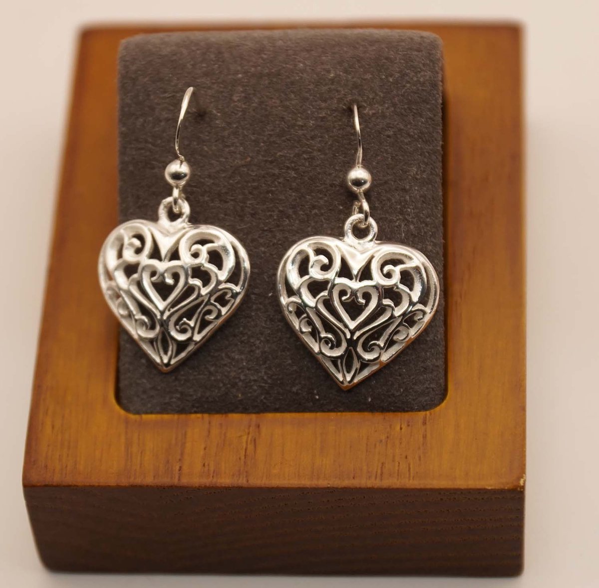 Sterling zilveren oorhangers hartjes met sierlijke hartjes erin - zilveren oorbellen harten - oorbellen voor geliefde - liefdes oorbellen hartjes - hartvormen oorbellen gemaakt van 925 zilver - cadeau tip valentijn, verjaardag, feestdagen