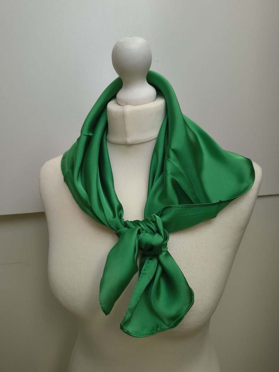 Vierkante dames sjaal Hildegard-effen smaragd groen-uni-neksjaal-halssjaal-70x70