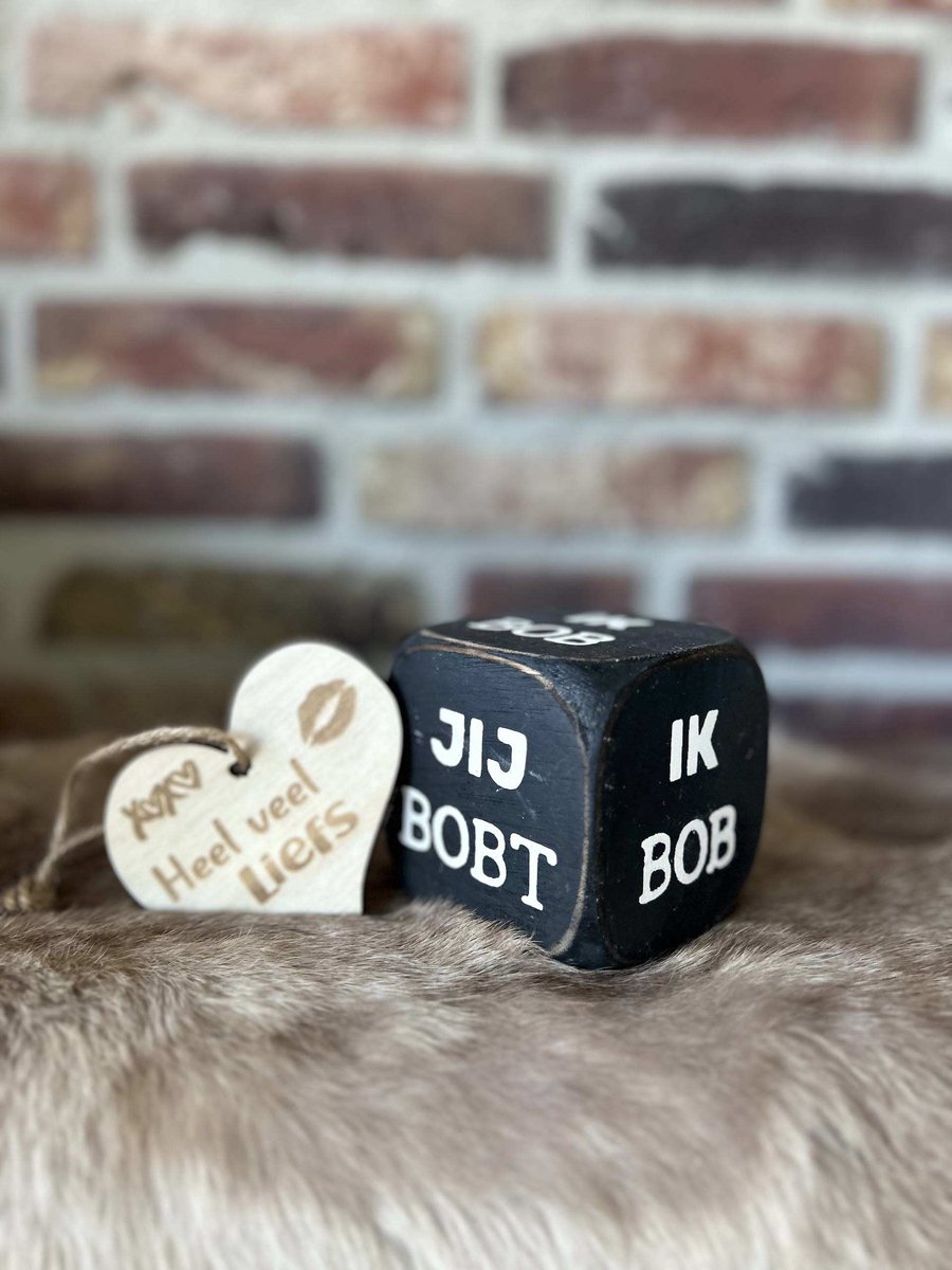 Creaties van hier – dobbelsteen jij bobt, ik bob - 8x8cm - black wash - met houten hartje -