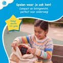 Meisje met kleurrijke trui pakt rood tic-tac-toe spel uit tas. Ze weegt slechts 131 gram.