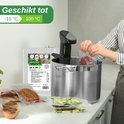 Femme scellant un sac sous vide avec de la viande à une casserole, à gauche un paquet avec "VALVE 20 X 30" et d'autres sacs sous vide avec de la nourriture.