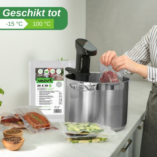 Femme scellant un sac sous vide avec de la viande à une casserole, à gauche un paquet avec "VALVE 20 X 30" et d'autres sacs sous vide avec de la nourriture.