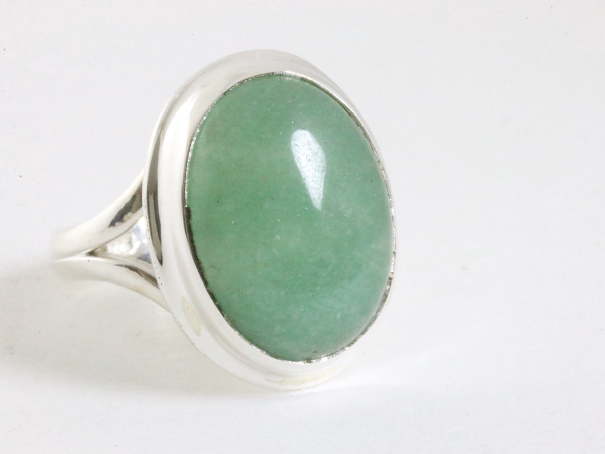 Ovale hoogglans zilveren ring met jade - maat 16
