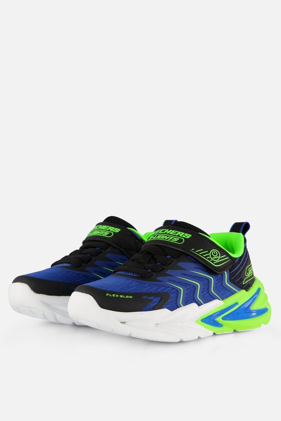 Paar blauwe Skechers jongens Veterschoenen met klittenband, zwarte accenten en limegroene details.