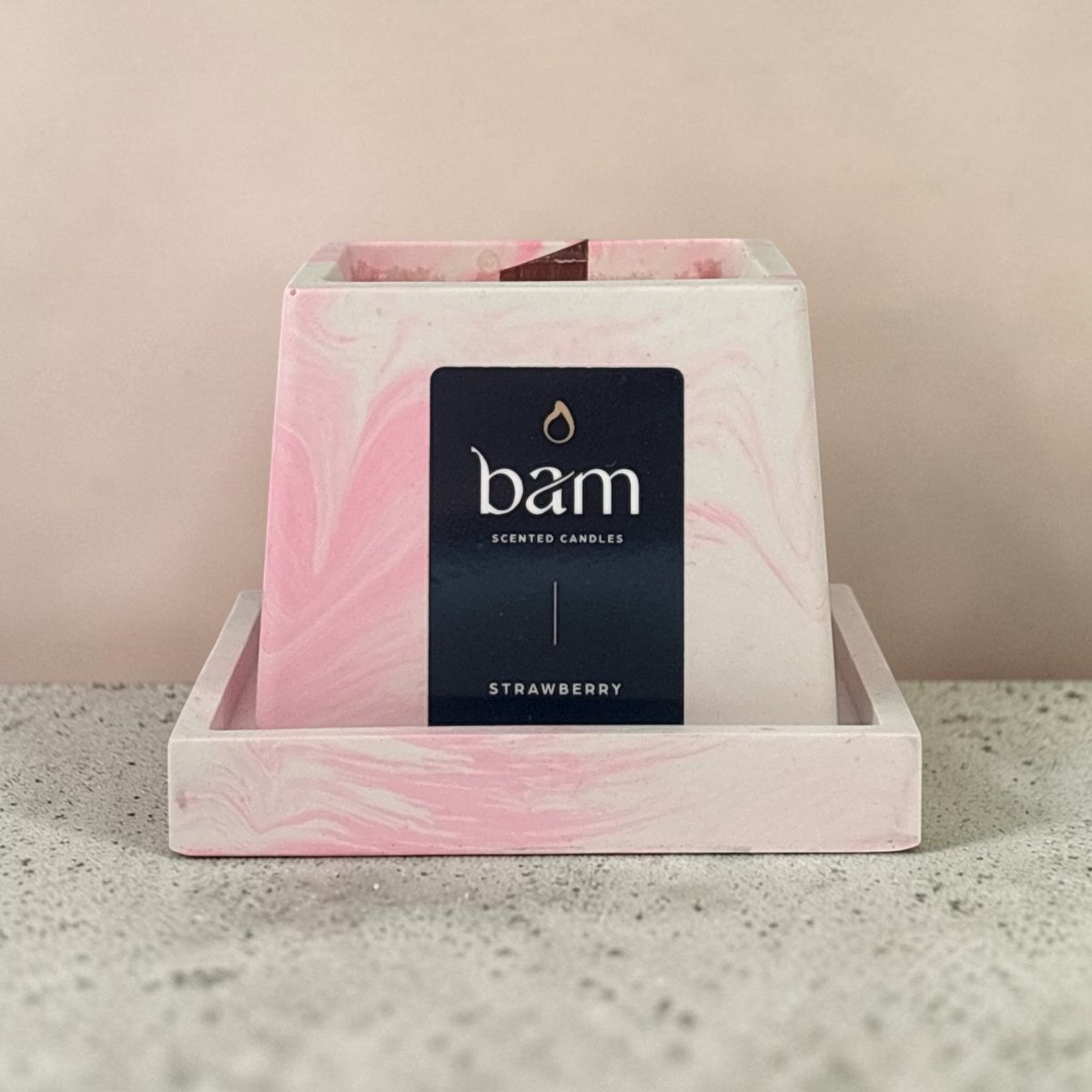 Bam Geurkaars Strawberry – Handgemaakte Aardbei Geurkaars in Roze Gemarmerd Vierkant Potje met Houten Wiek – Vegan Kaars van Natuurlijke Zonnebloemwas – 30 Branduren