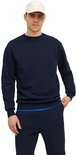 Donkerblauwe longsleeve sweater met ronde hals, gedragen door een man met een beige pet.