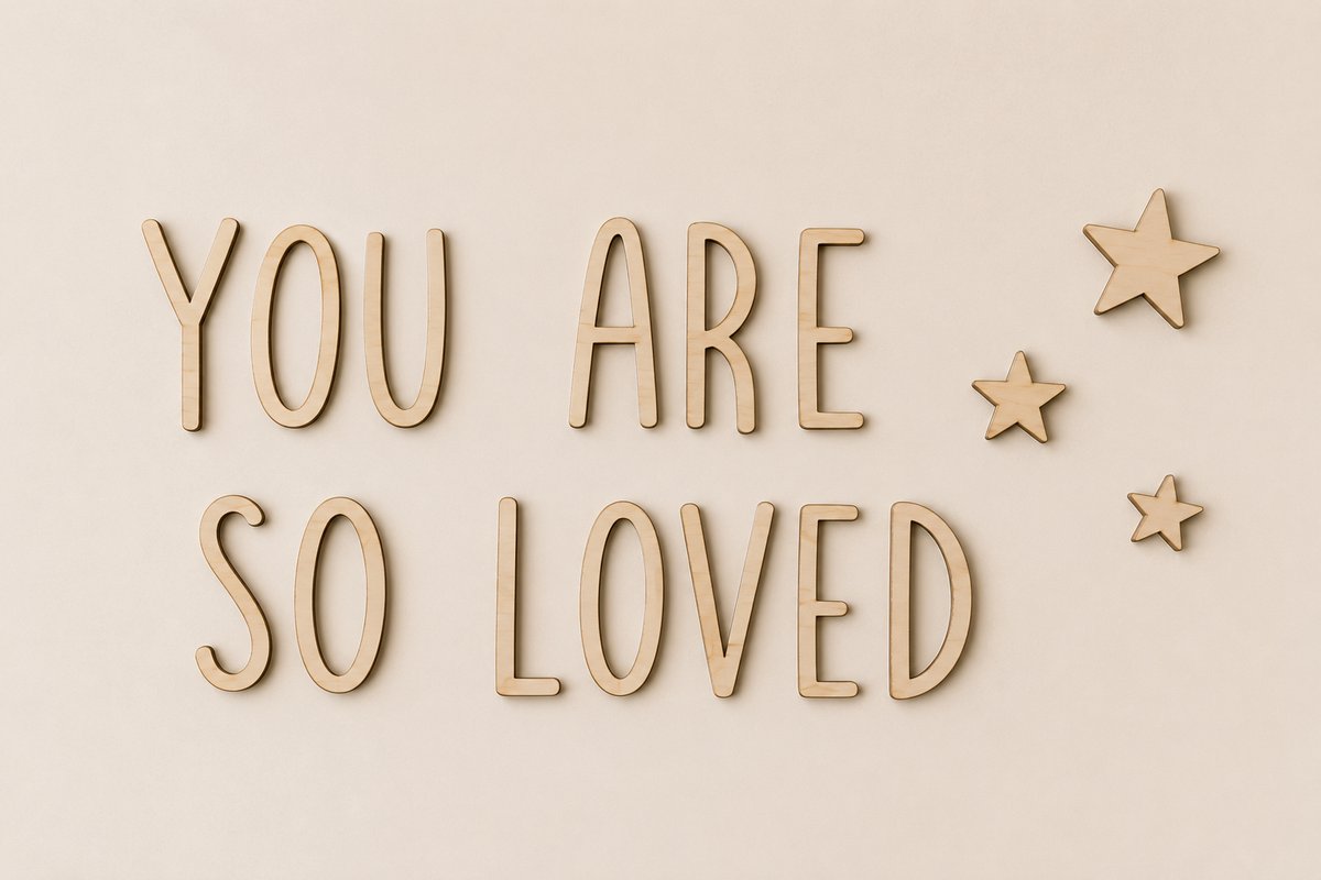 Houten Muurtekst "You Are So Loved" met Sterren – Babykamer Wanddecoratie – 50 x 25 cm – Multiplex – Natuurlijke Houtkleur – Made to Order