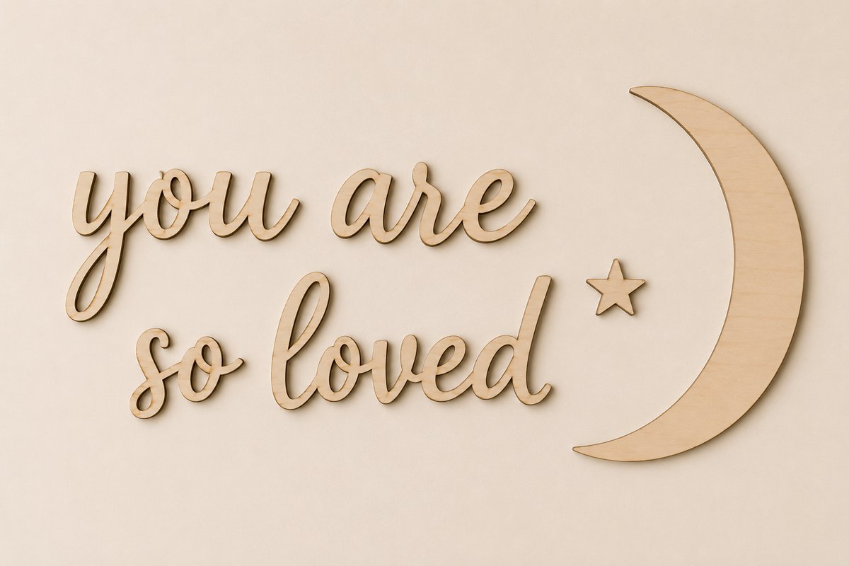 Houten Muurtekst "You Are So Loved" met Maan – Babykamer Wanddecoratie – 50 x 25 cm – Multiplex – Natuurlijke Houtkleur – Made to Order