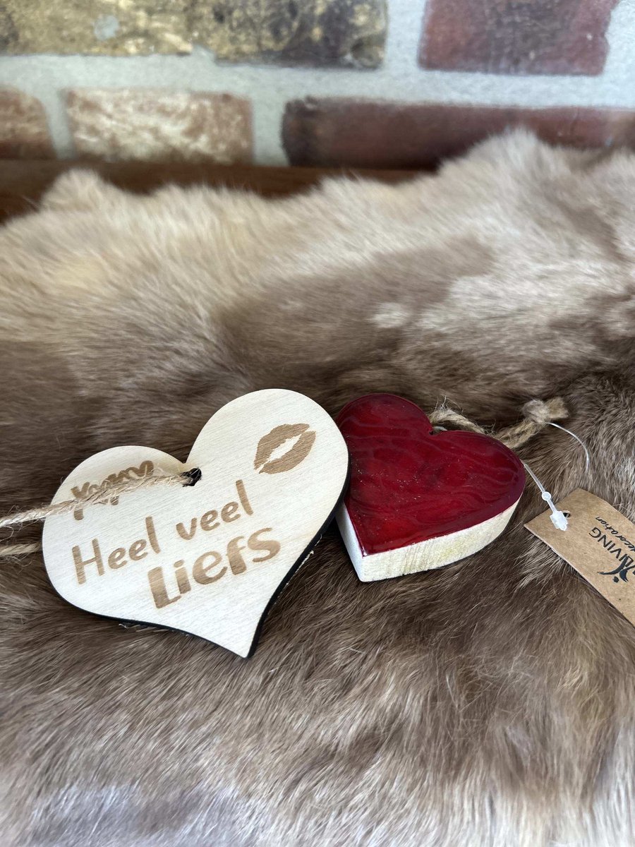 Creaties van hier – hartje hangend - rood - 5x5cm - met houten hartje