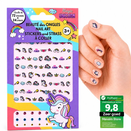 Een hand met nagels versierd met unicorn en regenboog nagelstickers. Naast de verpakking met 72 stickers en 24 strass.