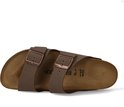Bruine Birkenstock Arizona slipper, met gespen en het 'Made in Germany' logo.
