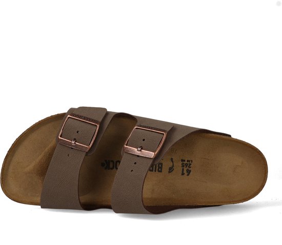 Bruine Birkenstock Arizona slipper, met gespen en het 'Made in Germany' logo.