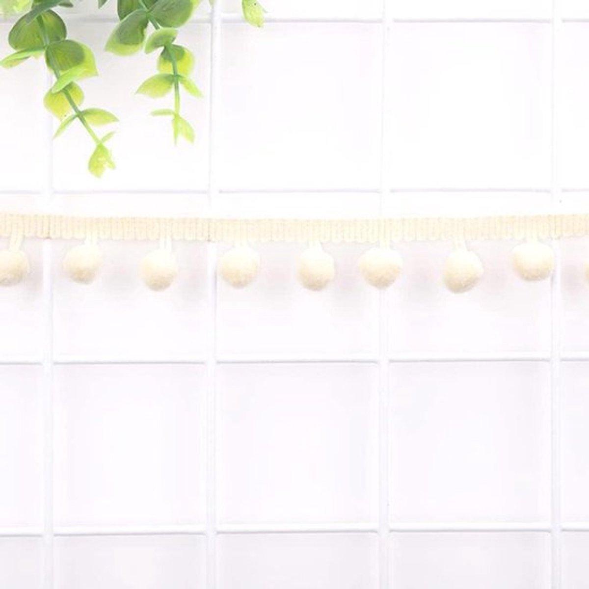 Decoratief afplaktape met sterrenprint - knutseltape - makkelijk verwijderbaar - sierverpakking - cadeauverpakking - 30 mm x 5 meter - hobbyaccessoires voor creatief bezig zijn met cadeaus inpakken, decoreren, DIY - zilverkleurig.