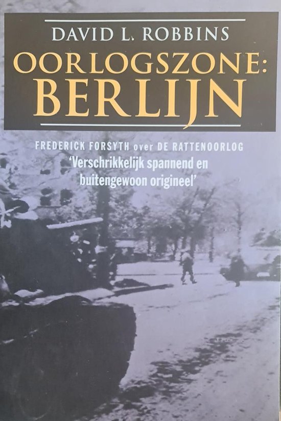 Omslag van het boek 'Oorlogszone: Berlijn' door David L. Robbins. Afbeelding van een militaire tank en een besneeuwd stadslandschap.