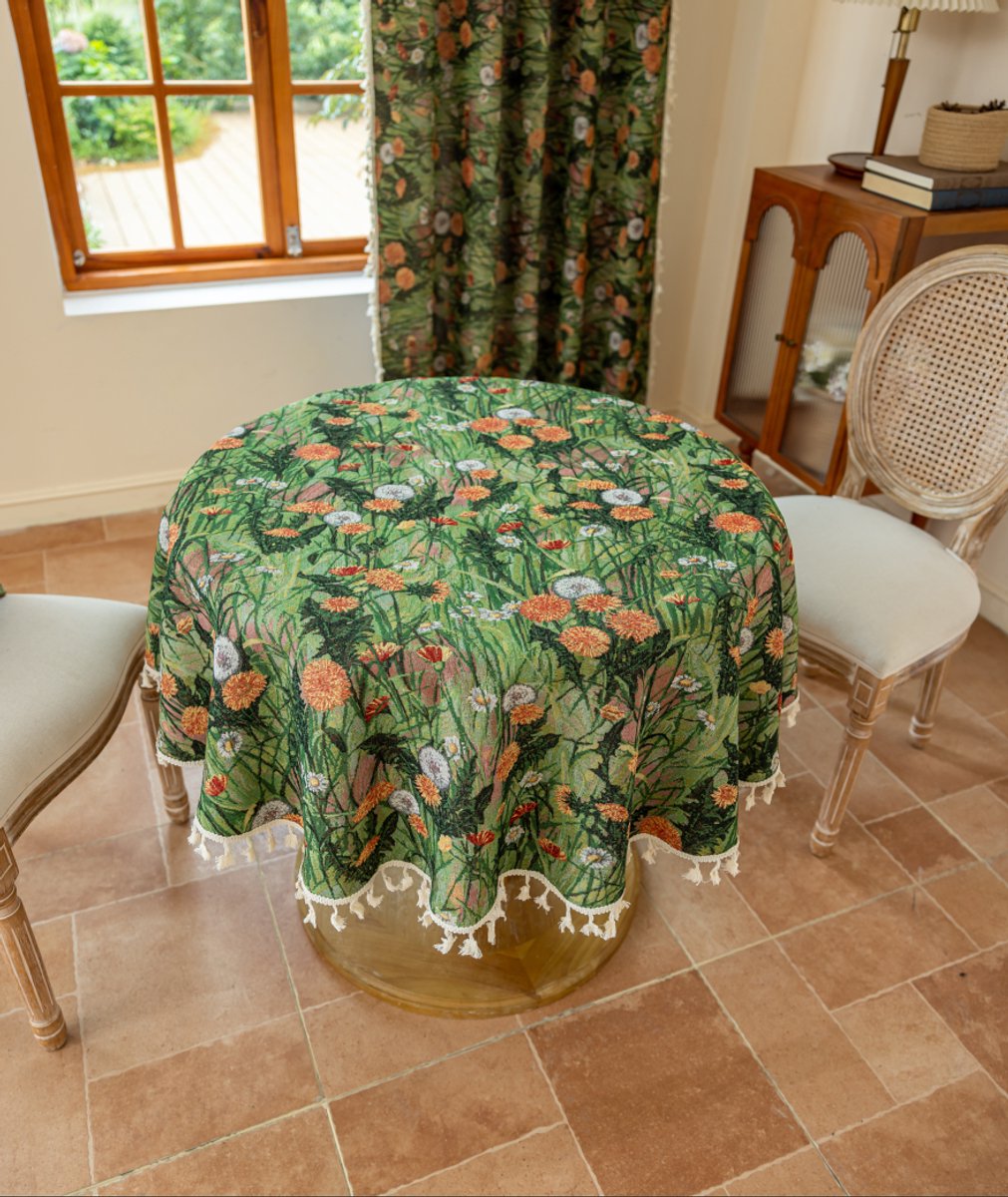 Rond tafelkleed van polyester met botanisch motief van groene retro-chrysanten, rondom voorzien van witte kwastjes, met oliedruk, voor de inrichting van een landhuis,140cm