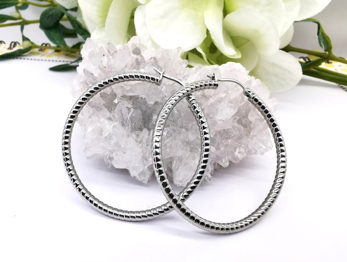 Oorbellen zilverkleurige oorring hebben een opvallend gedraaid patroon over de gehele ring. afmeting Buitenmaat 45mm – Binnenmaat 40mm – Dikte 3mm
