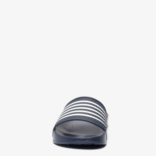 Vooraanzicht van een donkerblauwe slipper met witte strepen op de band.
