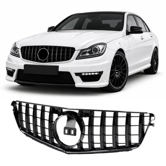 Witte Mercedes C klasse W204 met glanszwarte Panamericana grille, zwarte velgen en zwart dak.