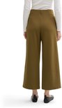 Model draagt de olijfgroene culotte, achterkant zichtbaar. De broek heeft wijde pijpen en een hoge taille.