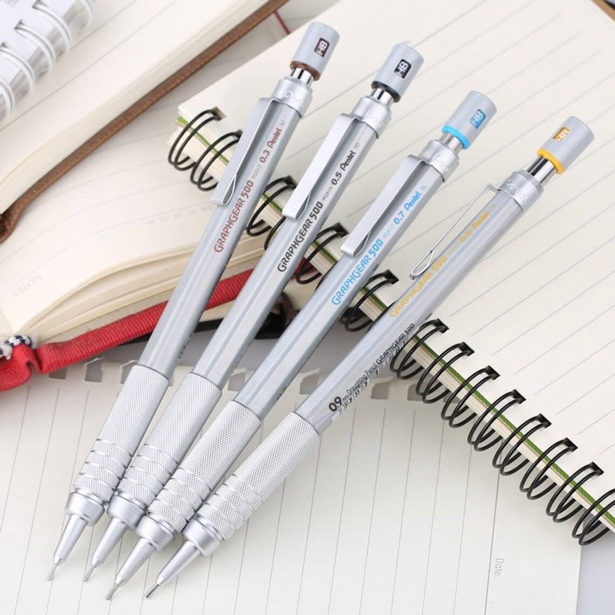 Thijox - Pentel 0.7 mm Graphgear 500 mechanisch potlood zilver met metalen gripzone en stabiele stiftgeleiding voor dagelijks gebruik en precisiewerk