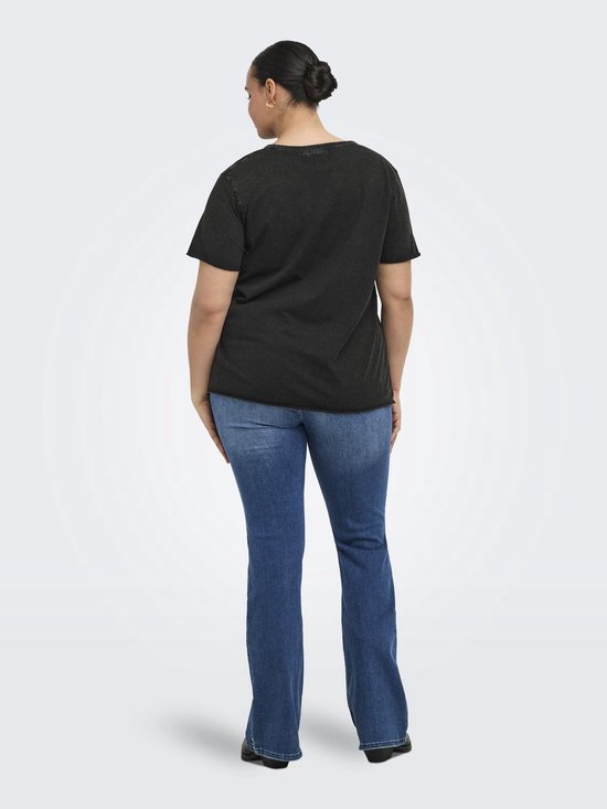 Zwarte t-shirt, achterkant zichtbaar. Model draagt een spijkerbroek.