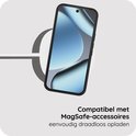 Telefoon met zwarte hoes en MagSafe-accessoire voor draadloos opladen.