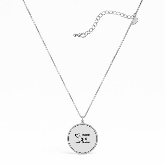 Collier argenté avec pendentif rond orné de cœurs et du texte 'Naam & Naam Datum Naam'.
