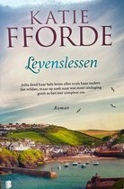 Boek "Levenslessen" van Katie Fforde. Een roman met een pittoreske kustplaats op de omslag.