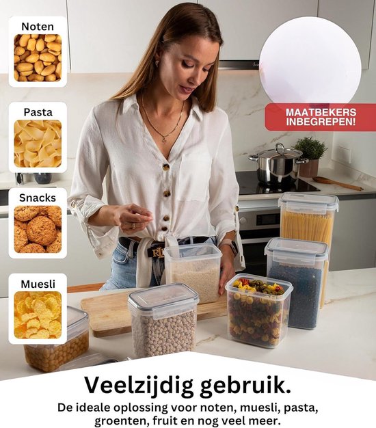 Vrouw toont verschillende voorraadbakken gevuld met noten, pasta, snacks en muesli in een keuken.
