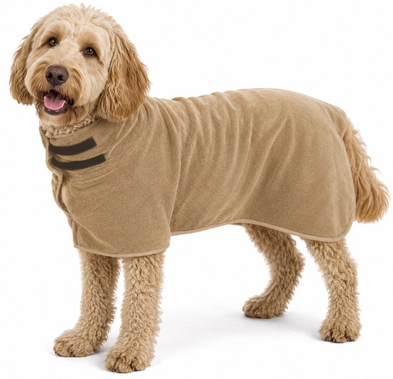 Bruine poedel met beige badjas, staand op witte achtergrond. De badjas heeft donkere strepen op de kraag.