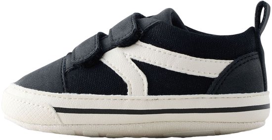 Zijaanzicht van een donkere sneaker met witte strepen en klittenbandsluiting.