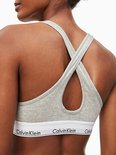 Model van achteren gezien met grijze Calvin Klein bralette met gekruiste bandjes.