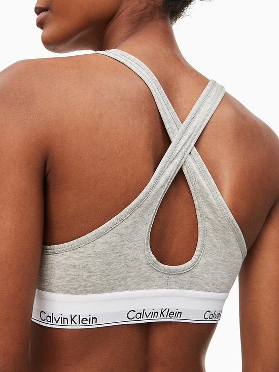 Model van achteren gezien met grijze Calvin Klein bralette met gekruiste bandjes.