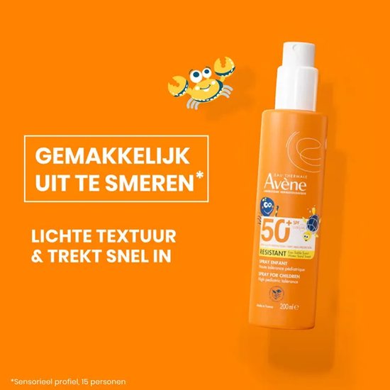 Oranje flacon zonnebrandspray SPF 50+ met op de achtergrond een gele achtergrond met een cartoonkrab en tekst "Gemakkelijk uit te smeren, lichte textuur & trekt snel in".